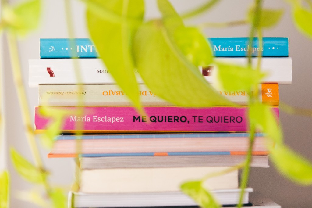 Libros de psicología entre hojas verdes, con Me quiero, te quiero