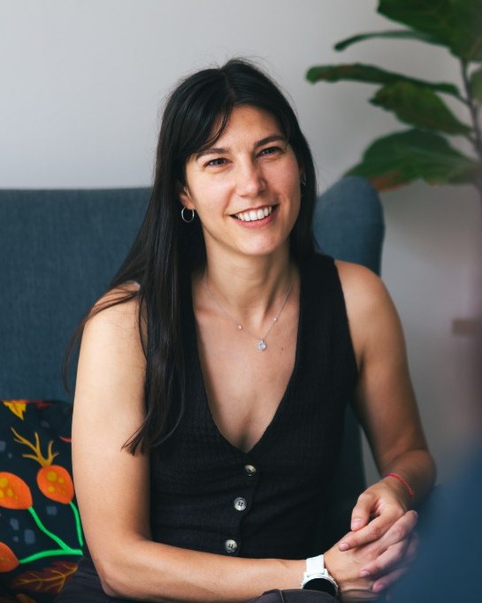 Lucía Pirla en su consulta, sonriendo durante una sesión de terapia