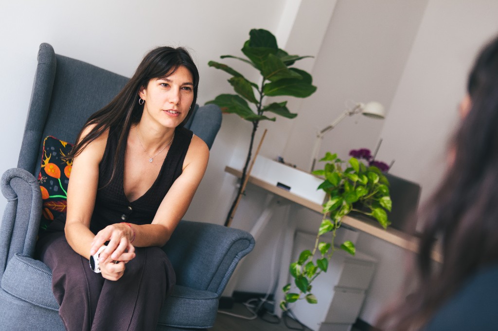 Lucía Pirla en su consulta, en una sesión de escucha